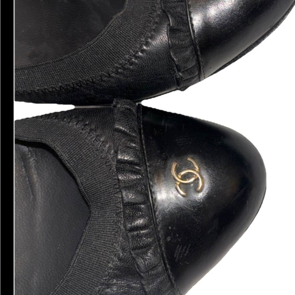 CHANEL Black Flats CC Logo on Toe Excellent Condition US 7 EU 38